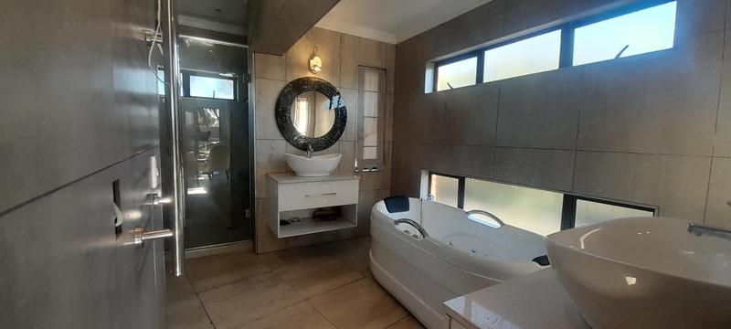 6 Bedroom Property for Sale in Linden Gauteng