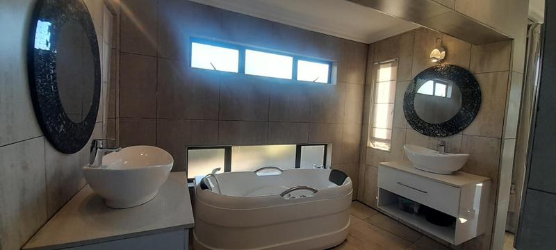 6 Bedroom Property for Sale in Linden Gauteng