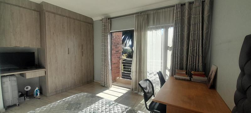 6 Bedroom Property for Sale in Linden Gauteng