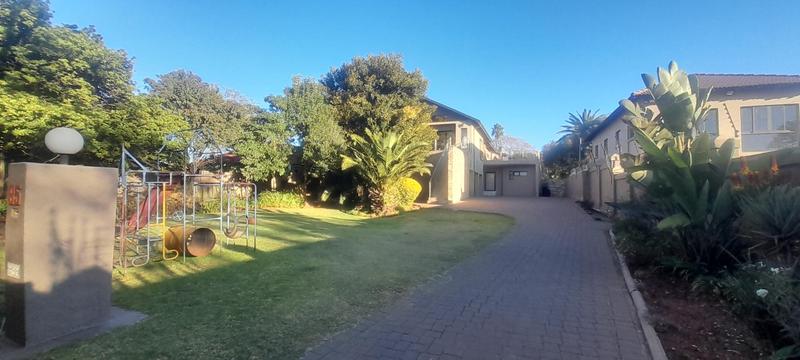 6 Bedroom Property for Sale in Linden Gauteng