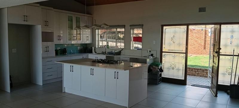 To Let 4 Bedroom Property for Rent in Sunnyridge Gauteng