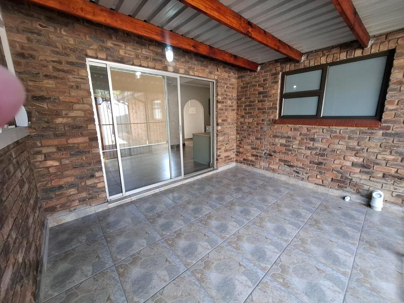 To Let 3 Bedroom Property for Rent in Garsfontein Gauteng