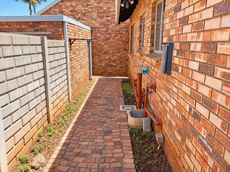 3 Bedroom Property for Sale in Die Hoewes Gauteng