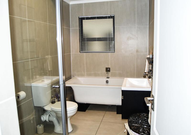 2 Bedroom Property for Sale in Greenstone Hill Gauteng