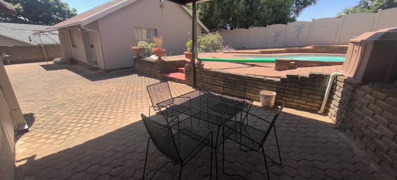 5 Bedroom Property for Sale in Wilro Park Gauteng