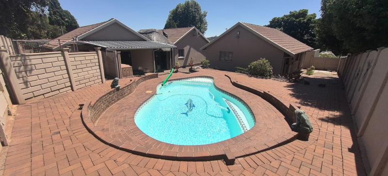 5 Bedroom Property for Sale in Wilro Park Gauteng
