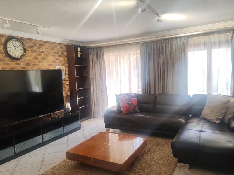 To Let 4 Bedroom Property for Rent in Bedfordview Gauteng
