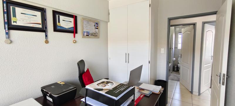 To Let 3 Bedroom Property for Rent in Farrarmere Gauteng
