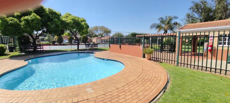 To Let 3 Bedroom Property for Rent in Farrarmere Gauteng