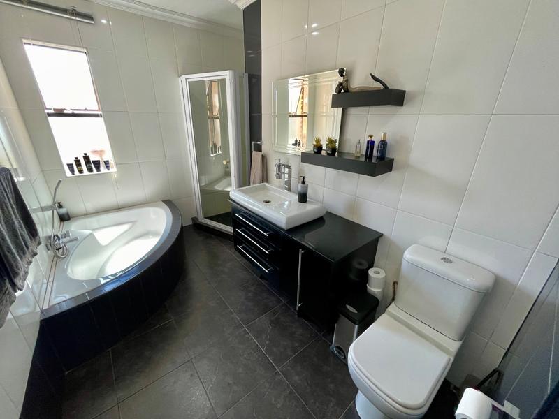 5 Bedroom Property for Sale in Noordheuwel Gauteng