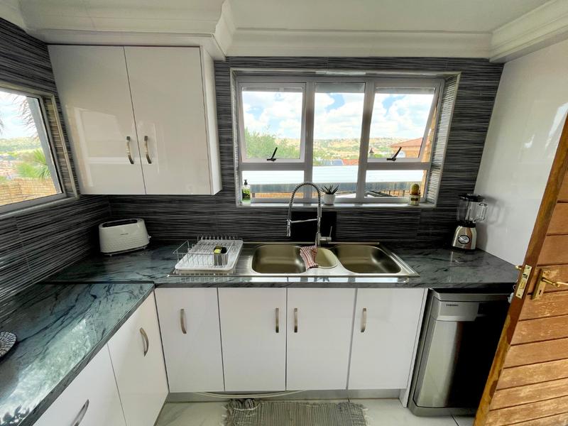 5 Bedroom Property for Sale in Rangeview Gauteng
