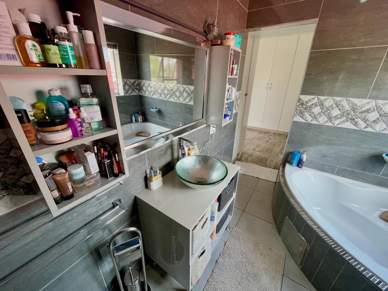 5 Bedroom Property for Sale in Rangeview Gauteng