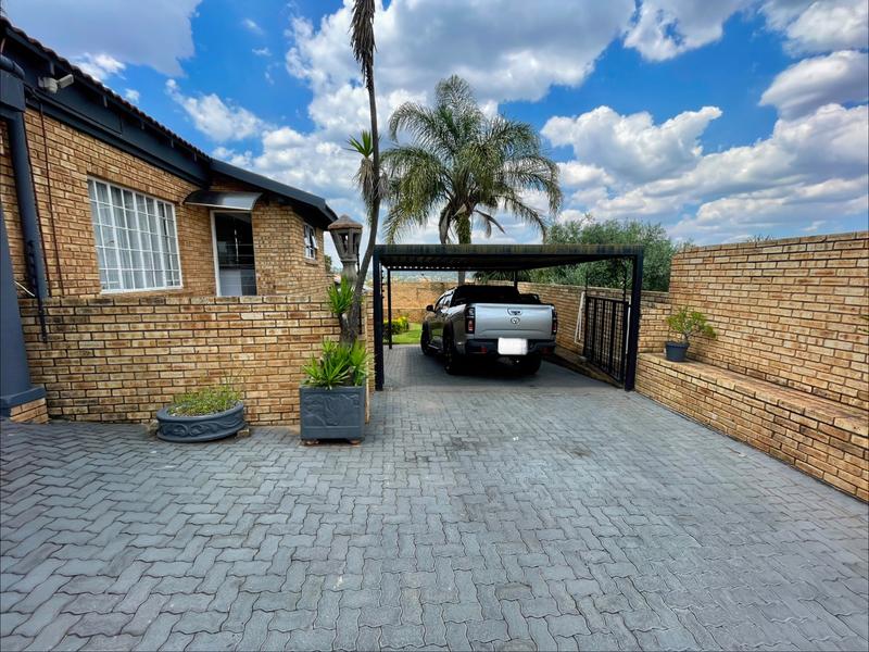5 Bedroom Property for Sale in Rangeview Gauteng