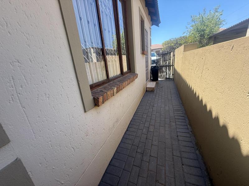 2 Bedroom Property for Sale in The Reeds Gauteng