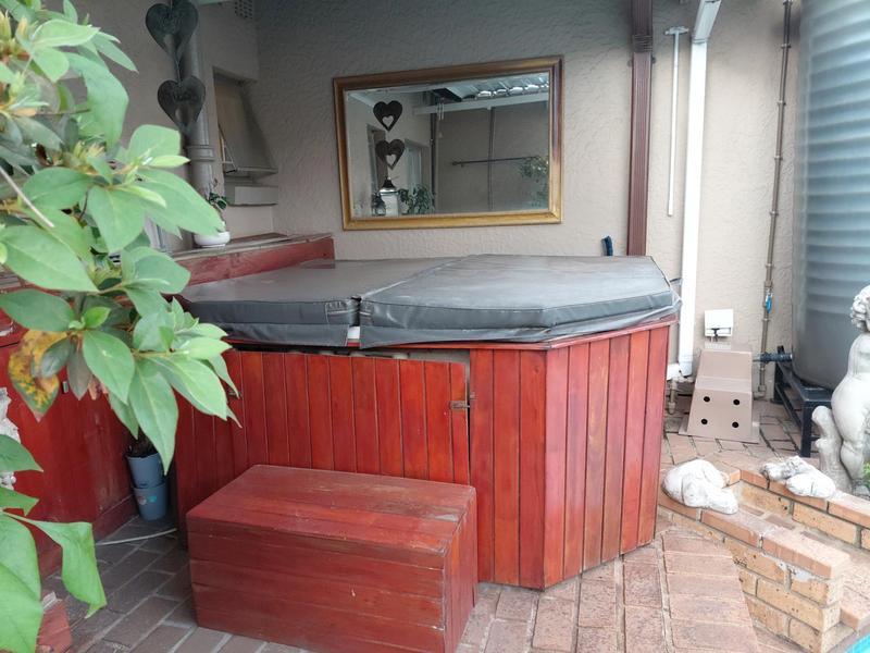 4 Bedroom Property for Sale in Dawnview Gauteng