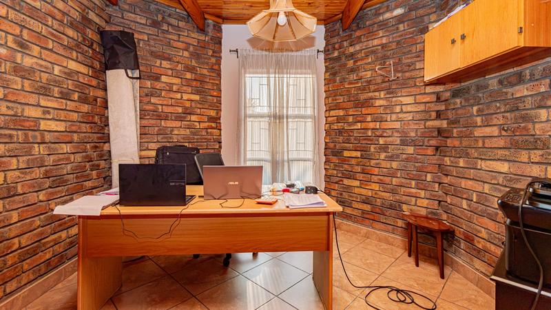 4 Bedroom Property for Sale in Verwoerdpark Gauteng