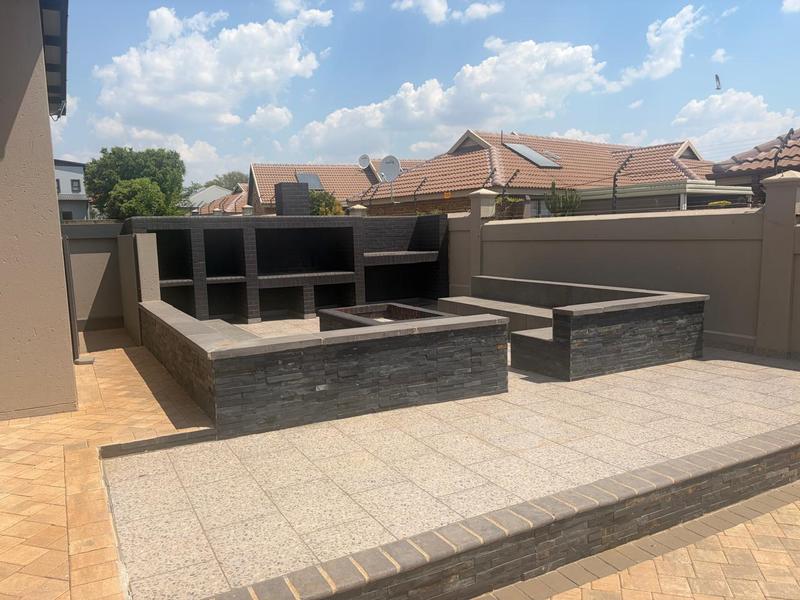 6 Bedroom Property for Sale in Zambezi Country Estate Gauteng