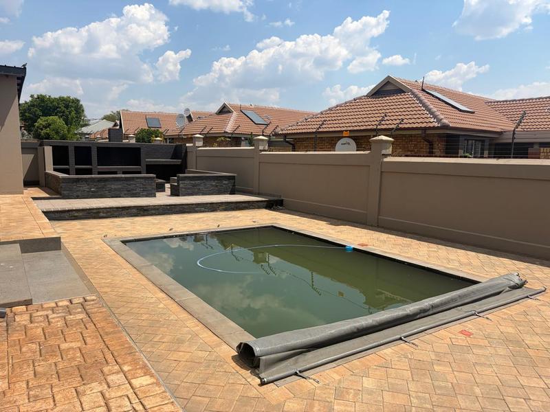 6 Bedroom Property for Sale in Zambezi Country Estate Gauteng