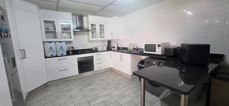To Let 4 Bedroom Property for Rent in Blairgowrie Gauteng