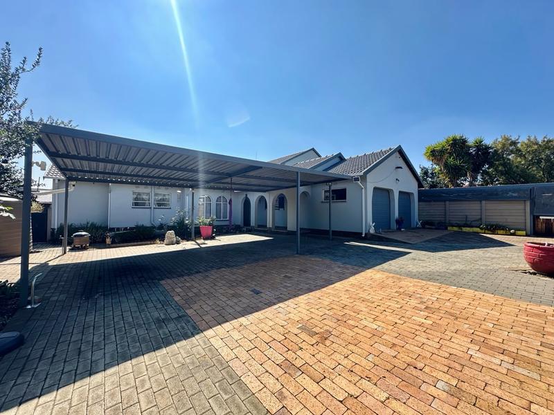 6 Bedroom Property for Sale in Brackenhurst Gauteng