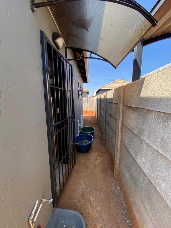 2 Bedroom Property for Sale in Protea Glen Gauteng