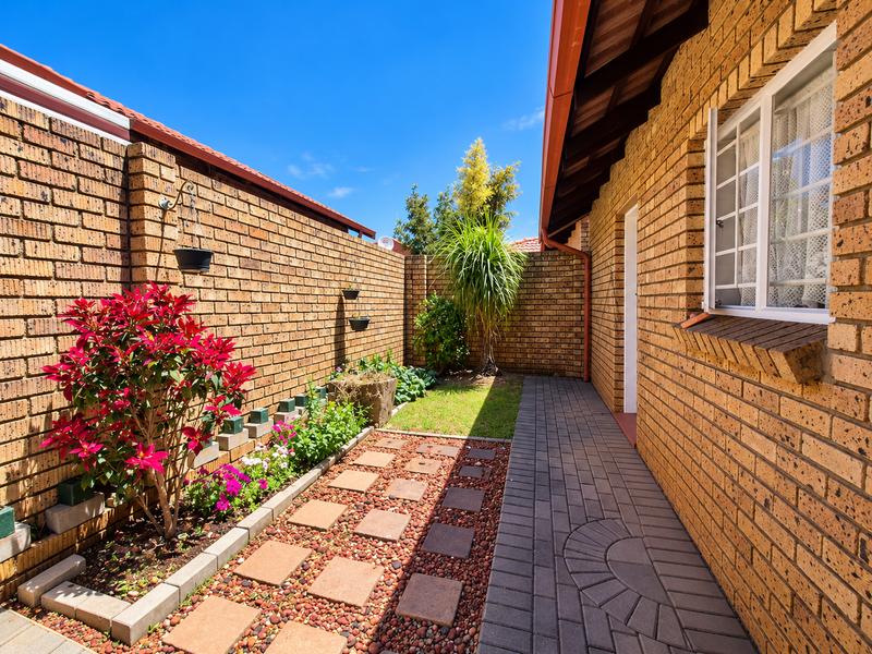 2 Bedroom Property for Sale in Magalieskruin Gauteng