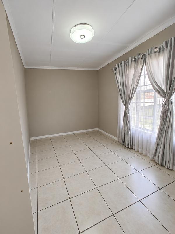 To Let 2 Bedroom Property for Rent in Sonneveld Gauteng