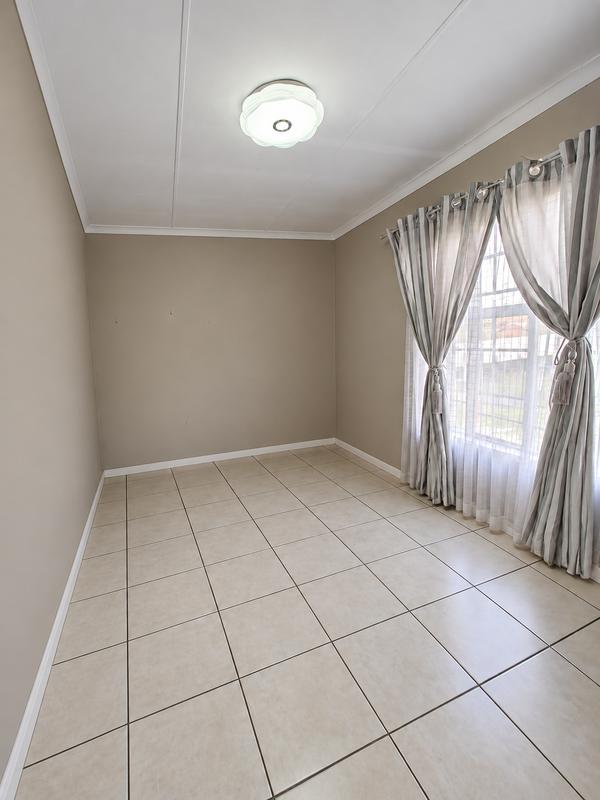 To Let 2 Bedroom Property for Rent in Sonneveld Gauteng