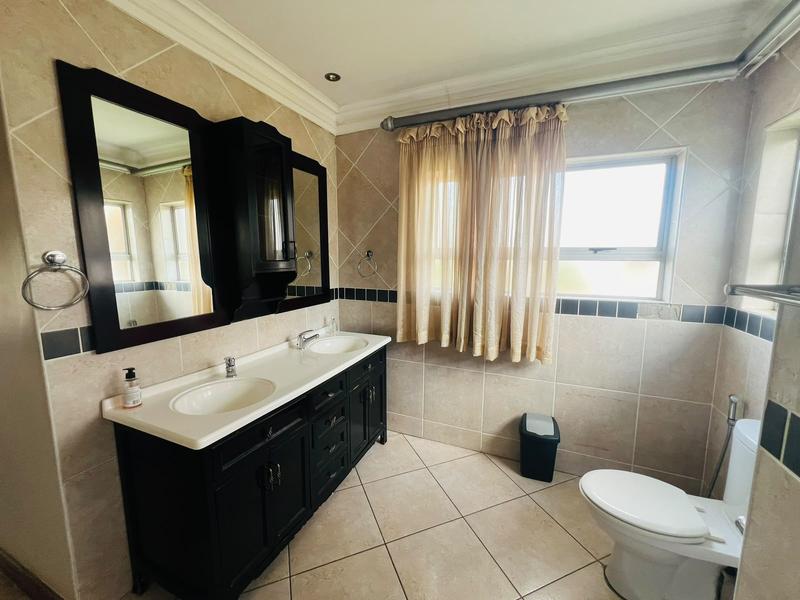 7 Bedroom Property for Sale in Theresa Park Gauteng