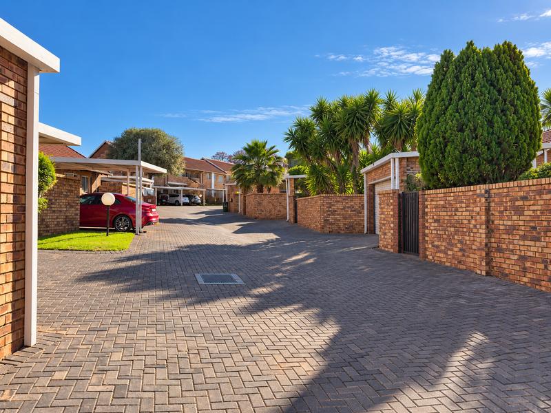 To Let 2 Bedroom Property for Rent in Die Hoewes Gauteng