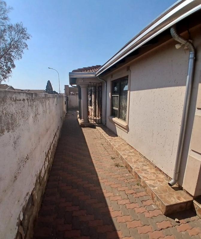 2 Bedroom Property for Sale in Tokoza Gauteng