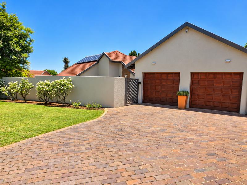 5 Bedroom Property for Sale in Glen Marais Gauteng