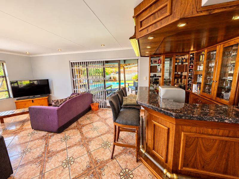 5 Bedroom Property for Sale in Glen Marais Gauteng