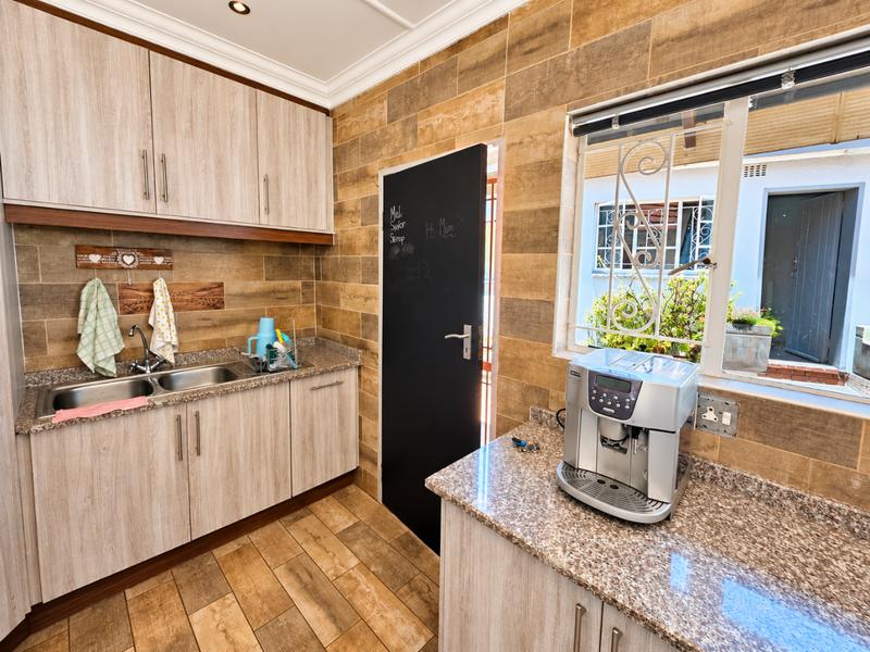 5 Bedroom Property for Sale in Glen Marais Gauteng
