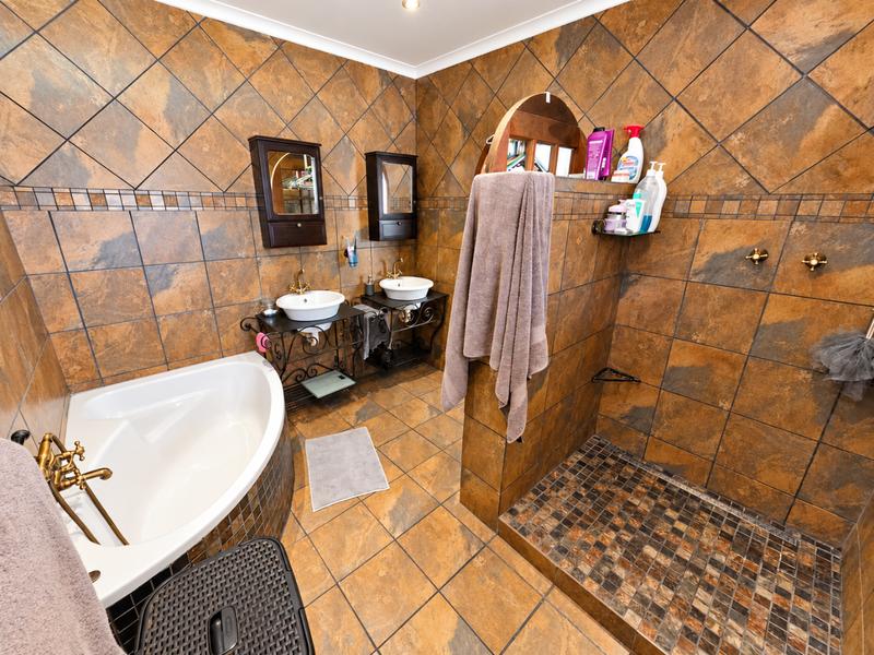 5 Bedroom Property for Sale in Glen Marais Gauteng