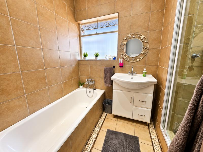 5 Bedroom Property for Sale in Glen Marais Gauteng