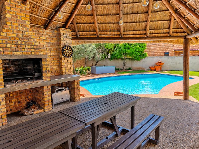 5 Bedroom Property for Sale in Glen Marais Gauteng