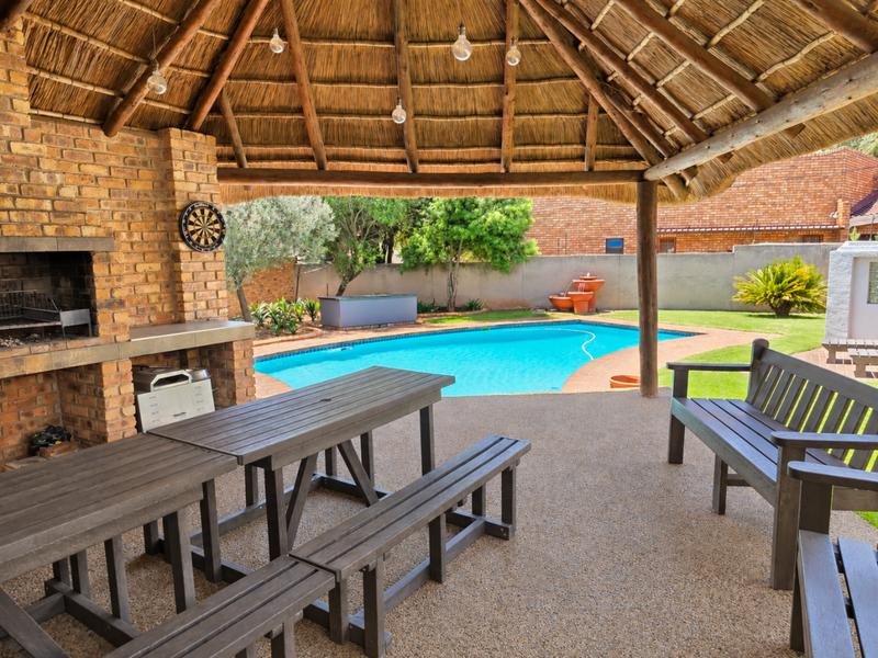 5 Bedroom Property for Sale in Glen Marais Gauteng