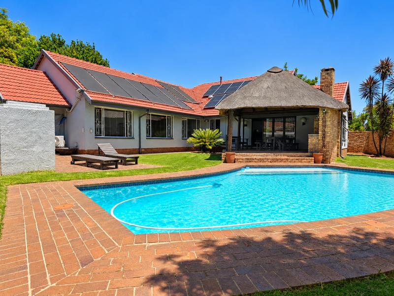 5 Bedroom Property for Sale in Glen Marais Gauteng