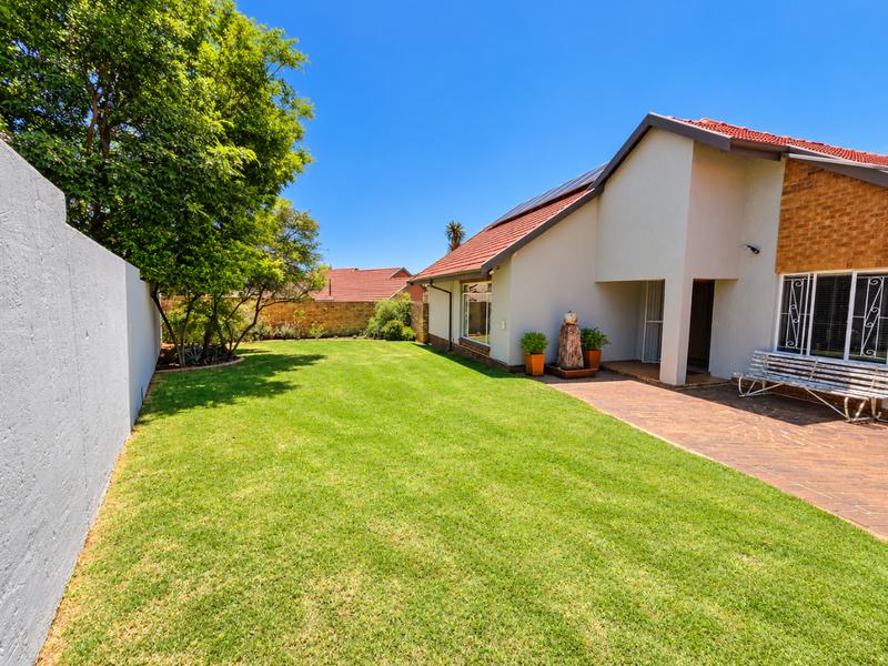 5 Bedroom Property for Sale in Glen Marais Gauteng