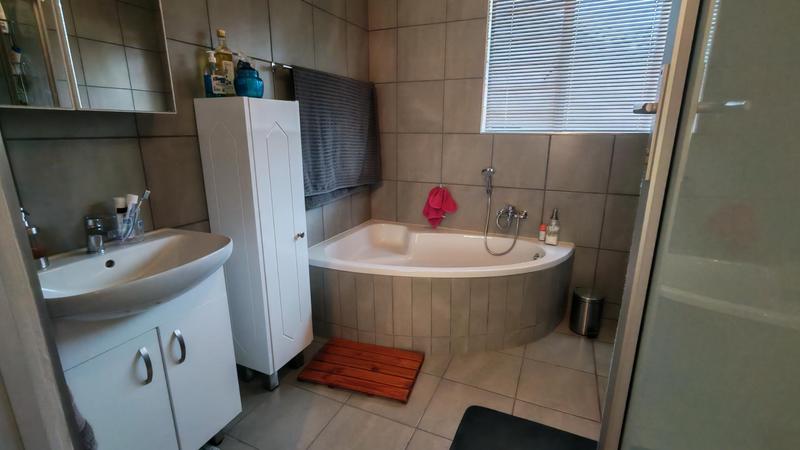 3 Bedroom Property for Sale in Rooihuiskraal North Gauteng