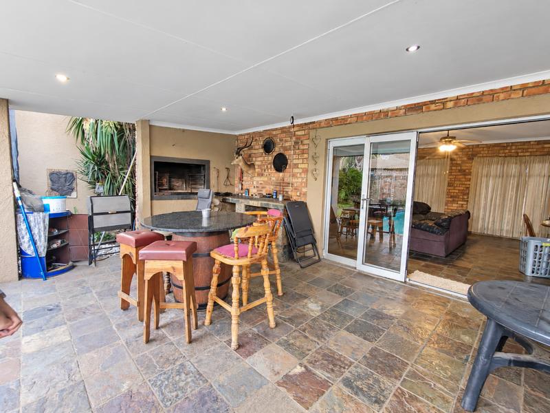 To Let 5 Bedroom Property for Rent in Strubenvale Gauteng