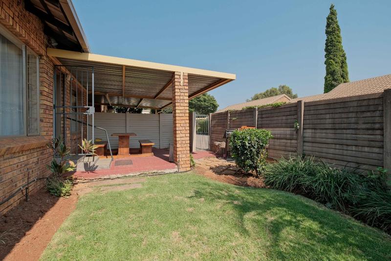 2 Bedroom Property for Sale in Rooihuiskraal North Gauteng