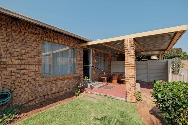 2 Bedroom Property for Sale in Rooihuiskraal North Gauteng