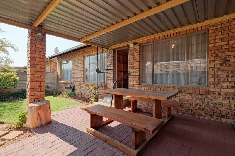 2 Bedroom Property for Sale in Rooihuiskraal North Gauteng