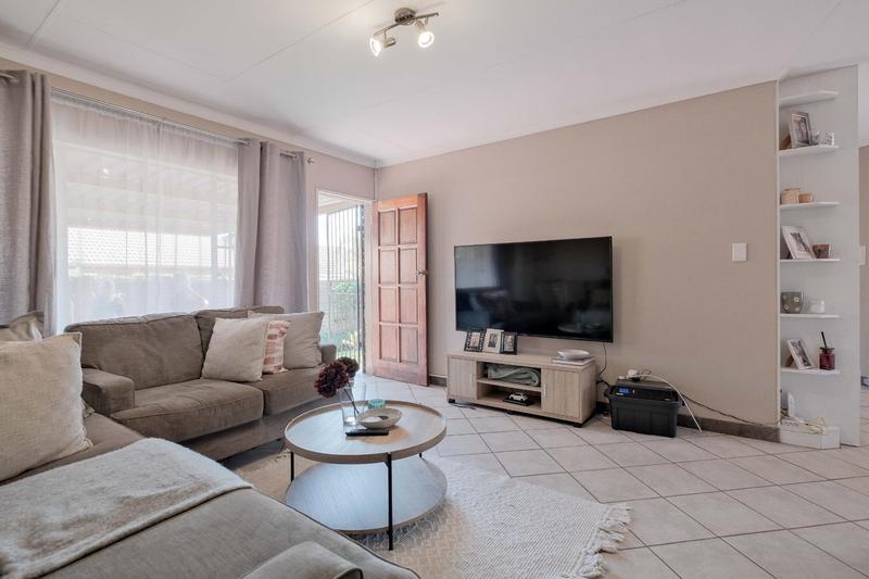 2 Bedroom Property for Sale in Rooihuiskraal North Gauteng