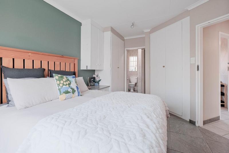 2 Bedroom Property for Sale in Rooihuiskraal North Gauteng