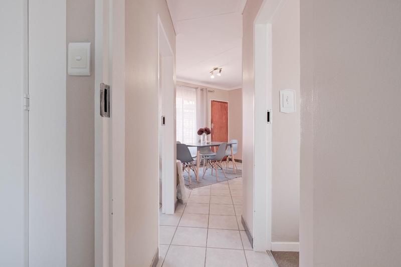 2 Bedroom Property for Sale in Rooihuiskraal North Gauteng