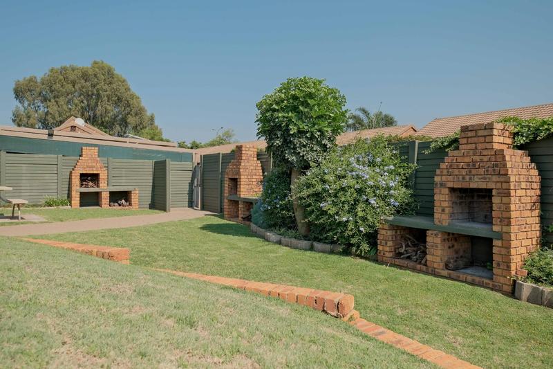 2 Bedroom Property for Sale in Rooihuiskraal North Gauteng