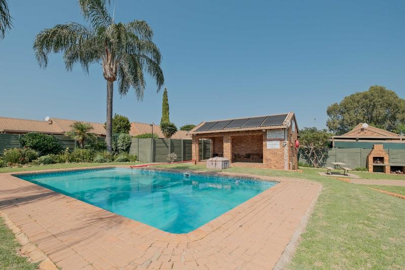2 Bedroom Property for Sale in Rooihuiskraal North Gauteng